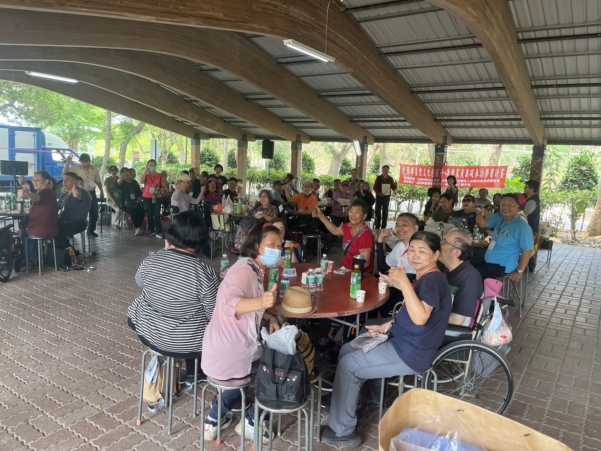 台南市慈光身障協會舉辦身障家庭共遊參訪活動，安排會員及家屬前往風景秀麗的虎頭埤風景區，該區有完備的無障礙設施，讓身障者及身障家庭都能夠盡興徜徉其中，不因生理上的障礙而受阻。 圖：台南市慈光身障協會提供