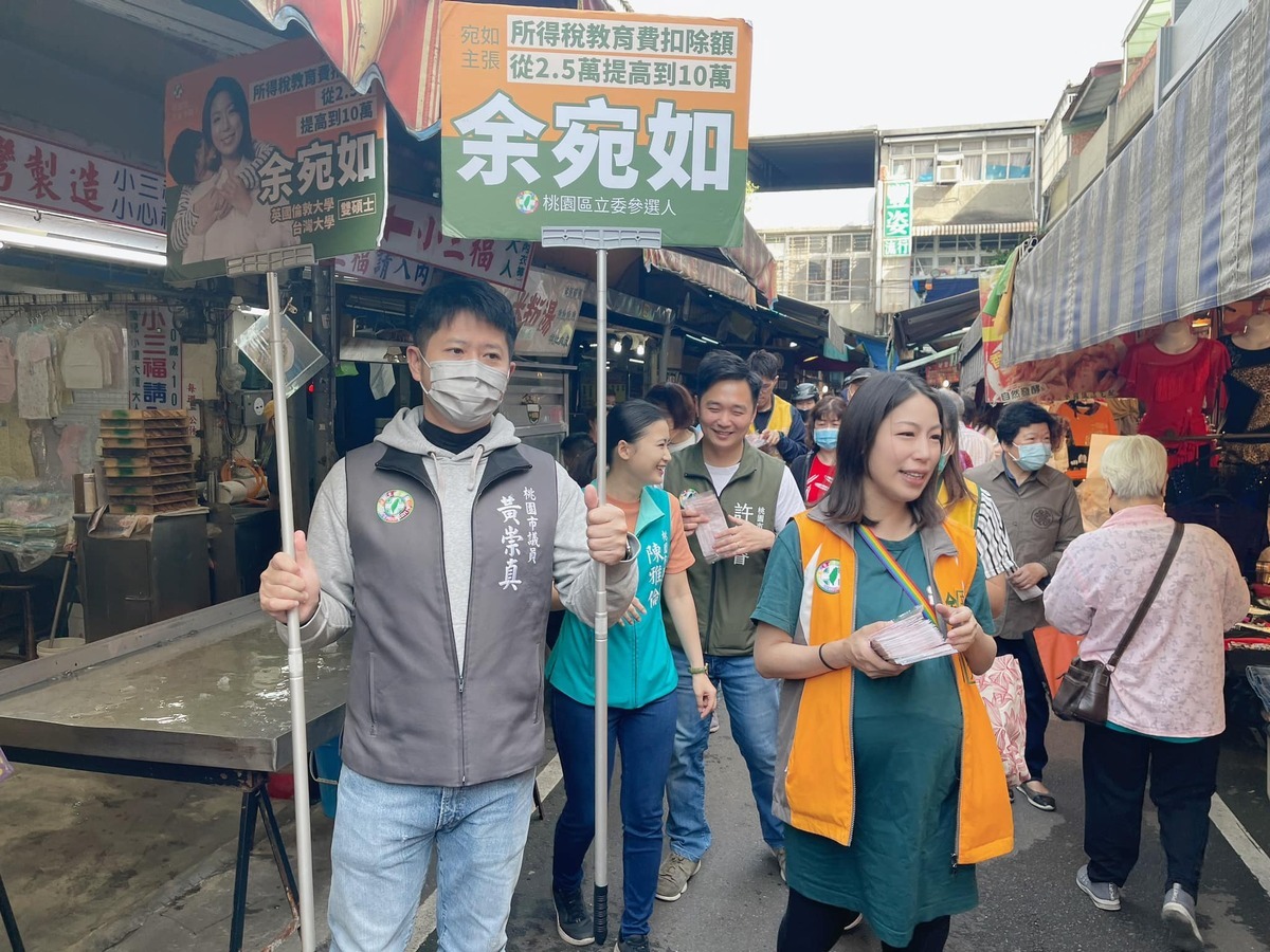 懷孕近9個月仍採沿路掃街策略的余宛如，今(16)天除了同樣獲彭俊豪、陳雅倫、許家睿的陪同外，議員黃崇真也加入掃街行列。 圖：擷自余宛如臉書