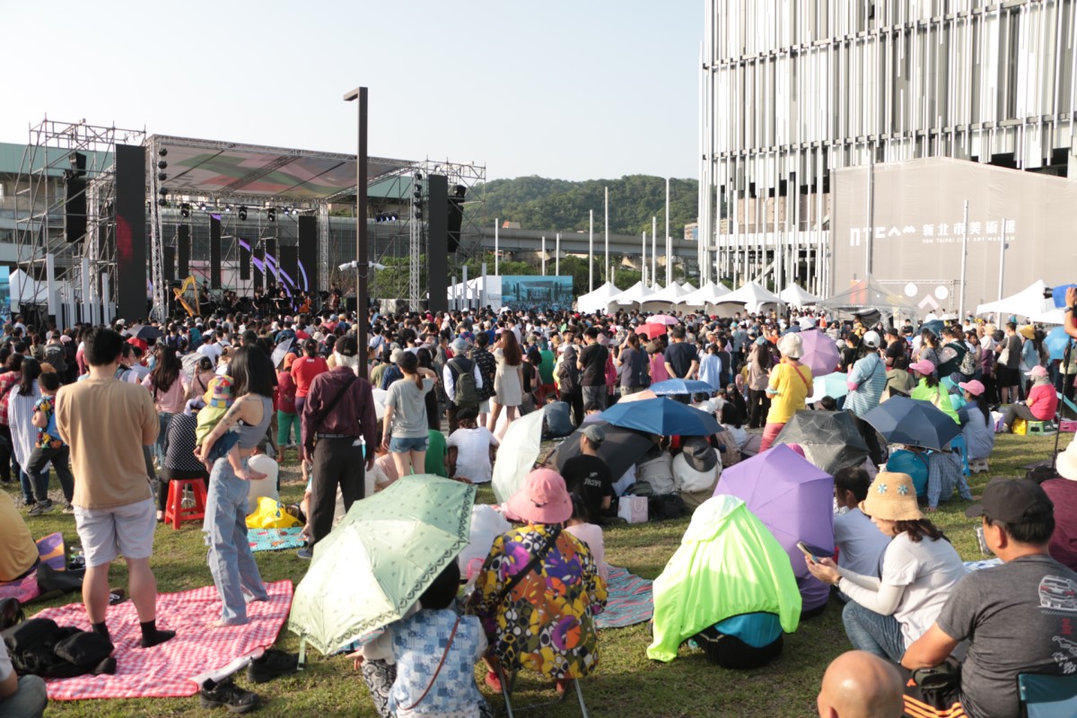 眾多民眾前來新北市美術館參與開園活動。 圖：新北市文化局提供