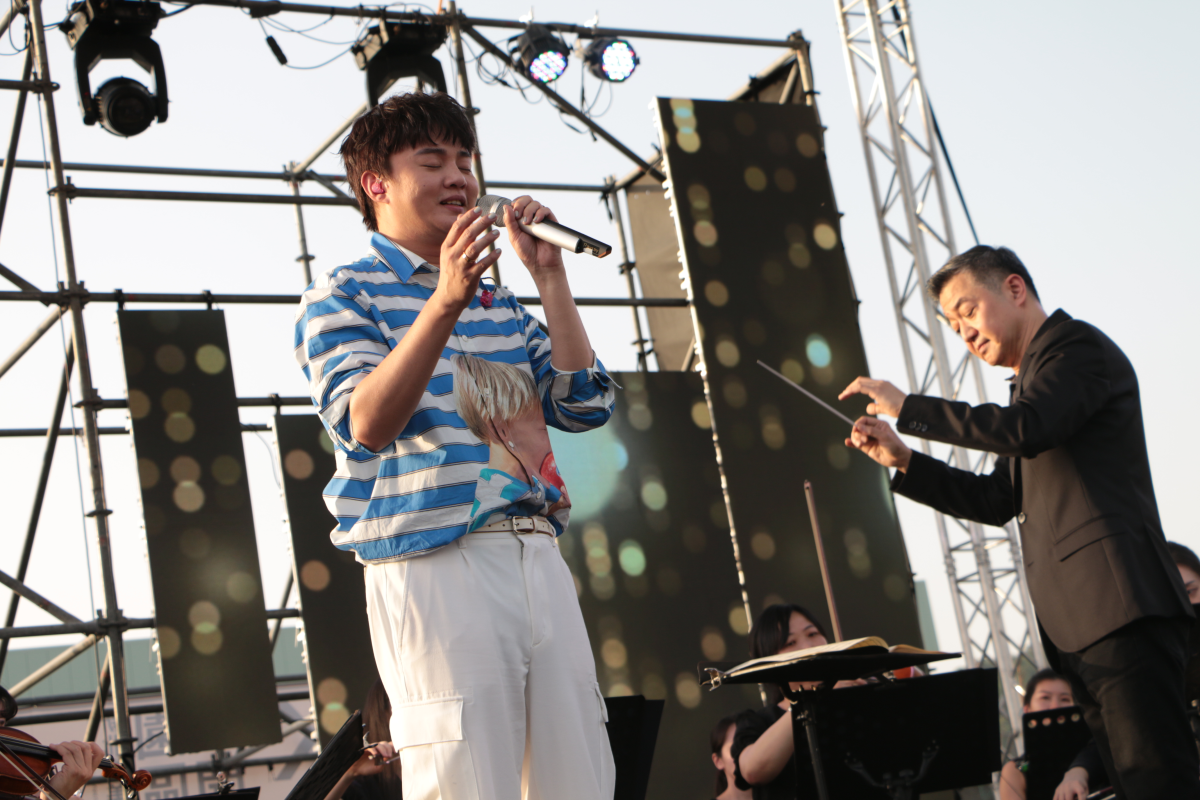 金曲歌王許富凱與新北市交響樂團音樂總監廖嘉弘為現場帶來多首經典歌曲。 圖：新北市文化局提供