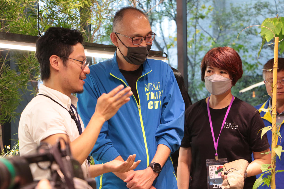 做圓展藝術家賴怡璋為新北市副市長謝政達介紹創作理念。 圖：新北市文化局提供
