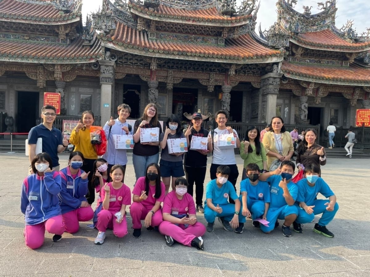 安溪國中安排實地走訪三峽，在三峽祖師爺廟前一起合影。 圖：翻攝自國際學伴ICL計畫粉絲臉書專頁