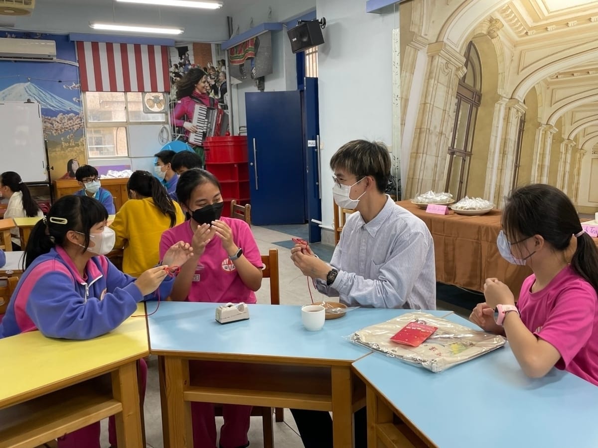 安溪國中請老師廖美卿英文示範中國結教學，協助大學伴一起製作中國結。 圖：翻攝自國際學伴ICL計畫粉絲臉書專頁