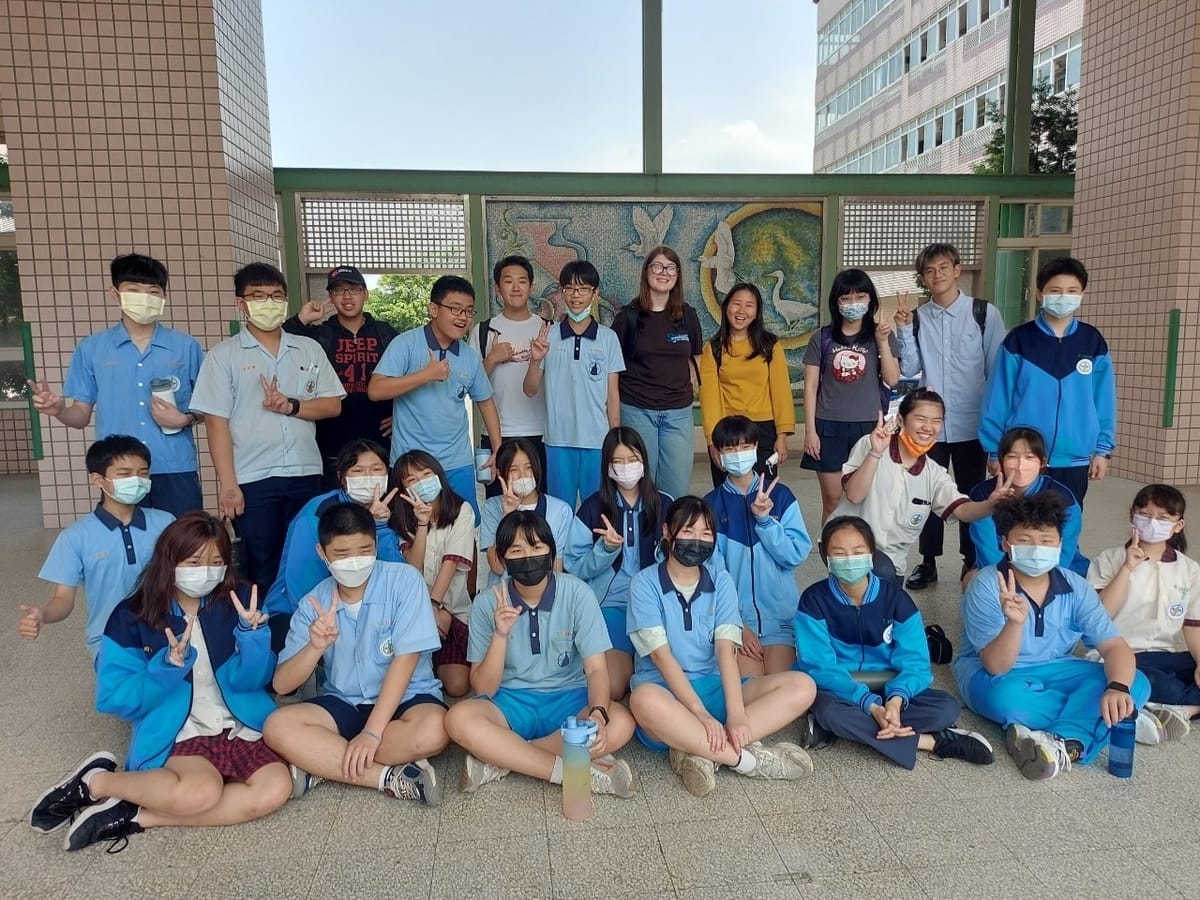尖山國中大、小學伴在學校穿堂一起合影留念。 圖：翻攝自國際學伴ICL計畫粉絲臉書專頁