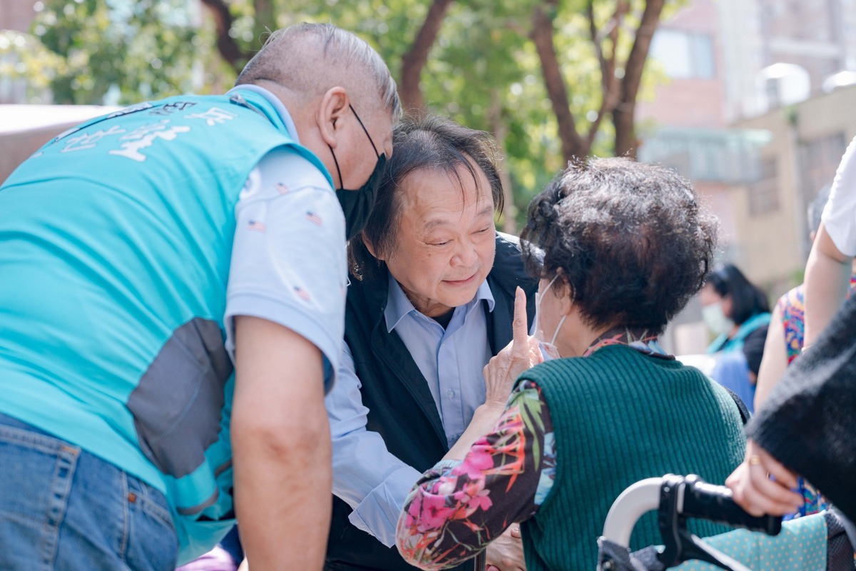 王世堅今（16）日一早赴大同區太平市場掃街拜票，行程結束後他感嘆道，自己在黨內人緣很好，得到很多支持愛護，指控那些扯到派系的批評根本「亂噴一通」。 圖：擷取自王世堅臉書