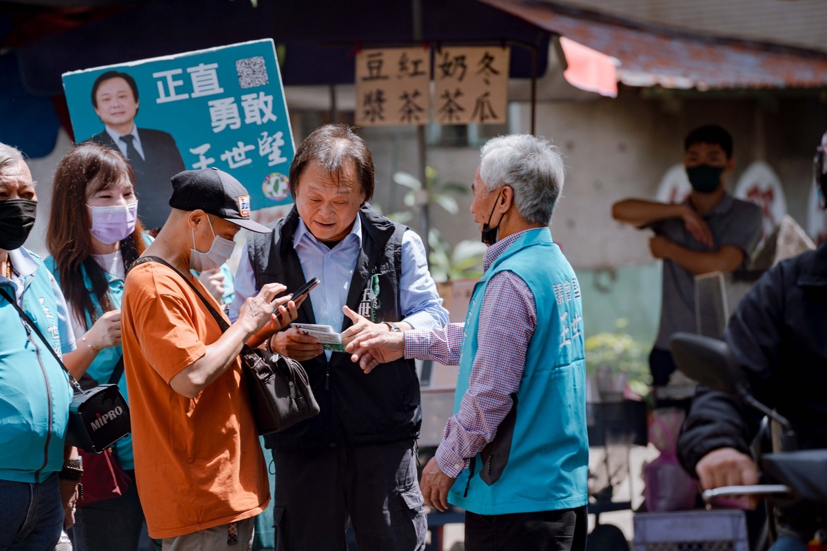 王世堅表示，拜票過程中不少支持者要他別在意那些負面攻擊，甚至拿起智慧型手機教這山頂洞人怎麼使用。他並向大家炫耀：「有家長抱著嬰兒跟我聊天，小朋友笑得很開心，沒有哭。」 圖：擷取自王世堅臉書