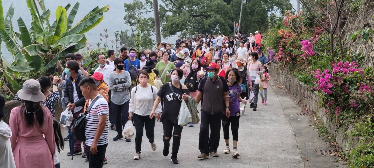 那瑪夏賞螢人潮已破萬。 圖：高雄市原民會/提供