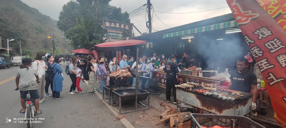 賞螢之餘也別忘品嚐部落美食。 圖：高雄市原民會/提供