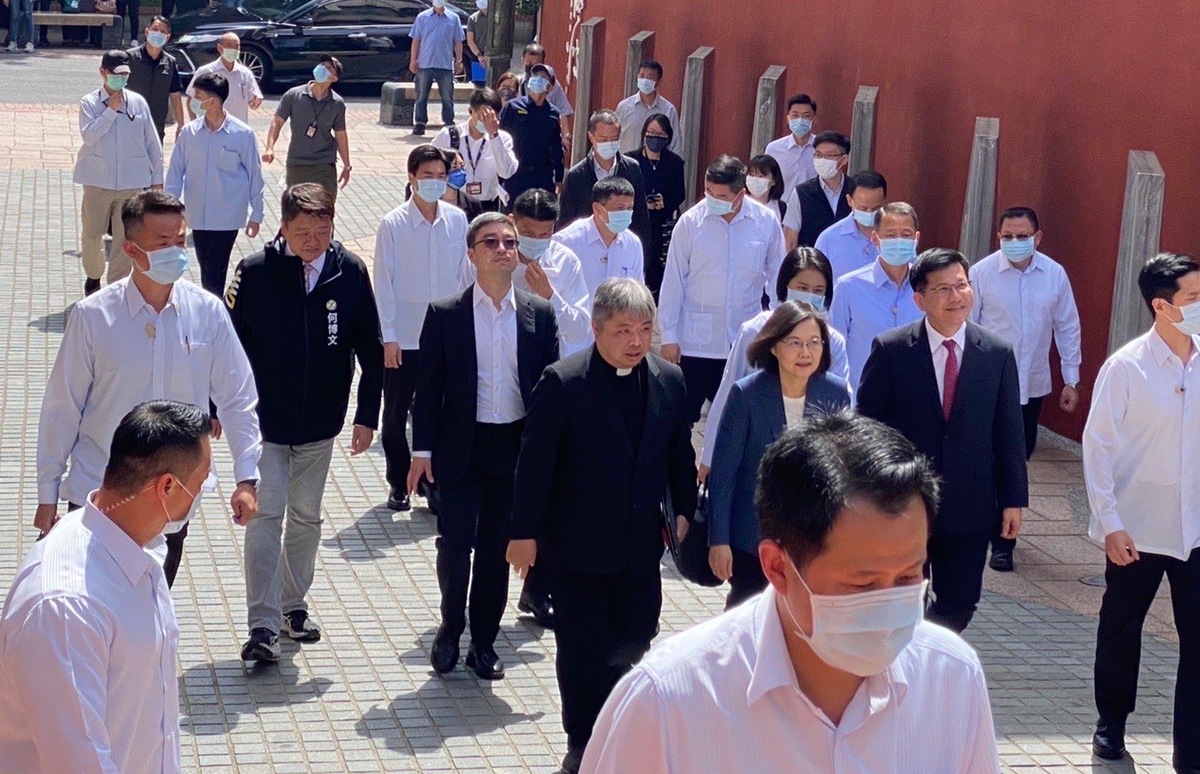總統蔡英文由總統府秘書長林佳龍、民進黨新北市立委第1選區初選參選人何博文等人陪同，出席「馬偕紀念大樓啟用感恩禮拜揭幕典禮」。 圖：新北市議員黃淑君提供