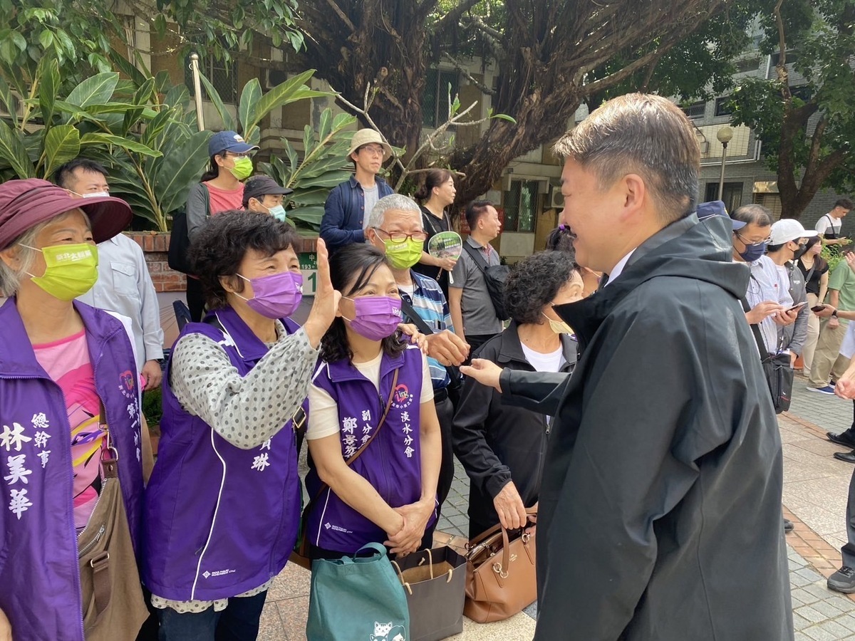 民進黨立委初選參選人何博文出席「馬偕紀念大樓啟用感恩禮拜揭幕典禮」，與淡水鄉親志工打招呼。 圖：新北市議員黃淑君提供