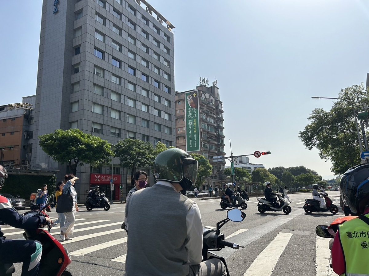 今(17)日受到東北季風影響，東半部地區及恆春半島有局部短暫雨，南部地區、中部山區及澎湖也有零星短暫雨，其他地區及金門、馬祖為多雲到晴，但日夜溫差仍明顯。 圖：林岑韋／攝