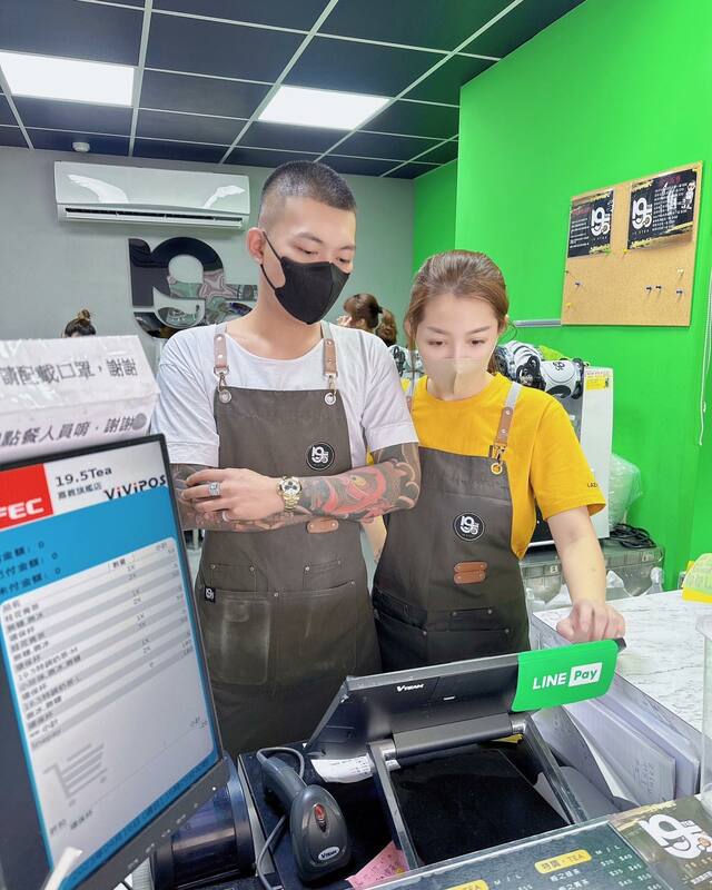 媽媽因為「要帶員工去看張惠妹演唱會」，臨時請鳳梨去飲料店顧店。 圖：翻攝自FB/鳳梨 吳泓逸