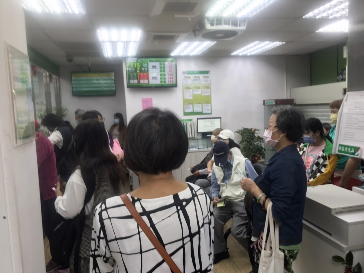 今(17)日一大早淡水的中興郵局湧現領6000人潮。 圖：朱蒲青／攝