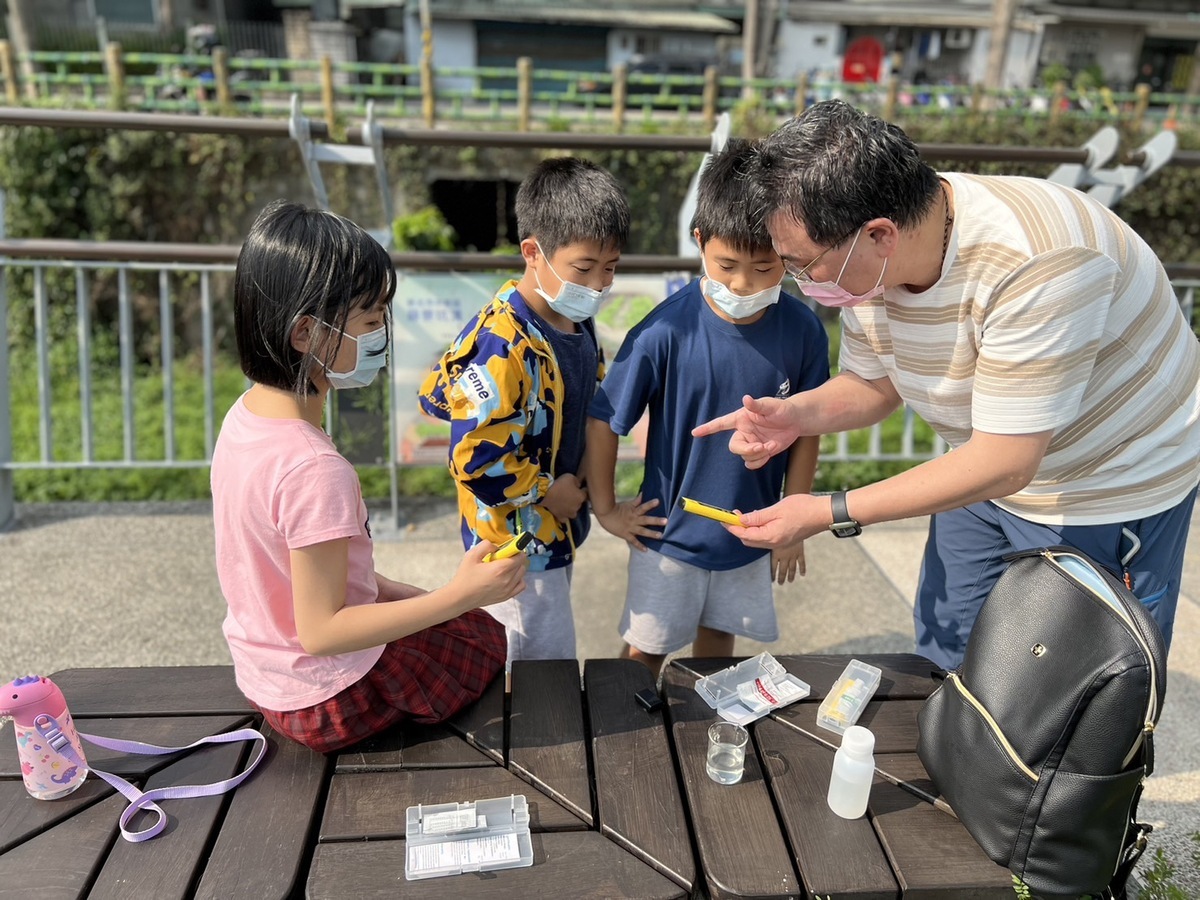 錦和國小教務主任羅宏益向學生解說水質檢測方法及步驟。 圖：錦和國小提供