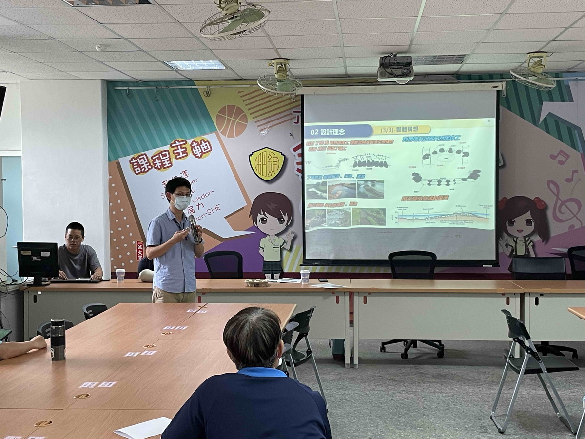 新北市府水利局股長到錦和國小演講，解說藤寮坑溝整治現況。 圖：錦和國小提供