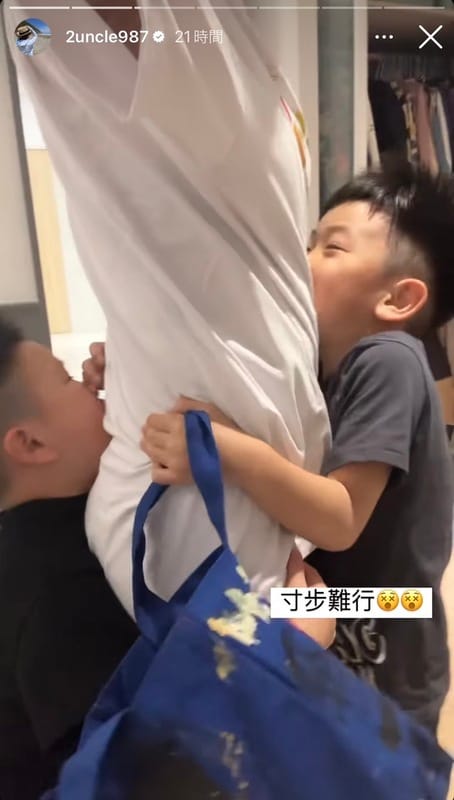 二伯被蔡桃貴跟蔡波能一前一後抱住。 圖：翻攝自二伯IG