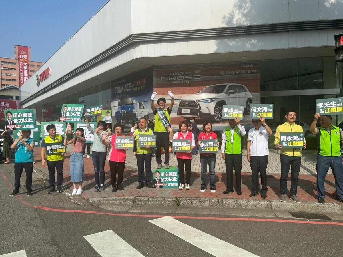 多位市議員陪同江肇國站路口向選民問候。 江肇國/提供