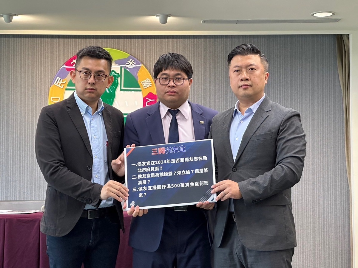 民進黨發言人卓冠廷、律師黃帝穎、發言人張志豪（由左至右） 圖：民進黨提供