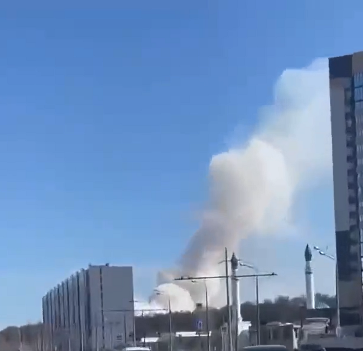 俄羅斯韃靼斯坦共和國的首都喀山，同樣發生攻擊事件。 影片中某處燃燒的喀山，升起一團濃煙。 圖：翻攝自推特用戶 (((Tendar)))