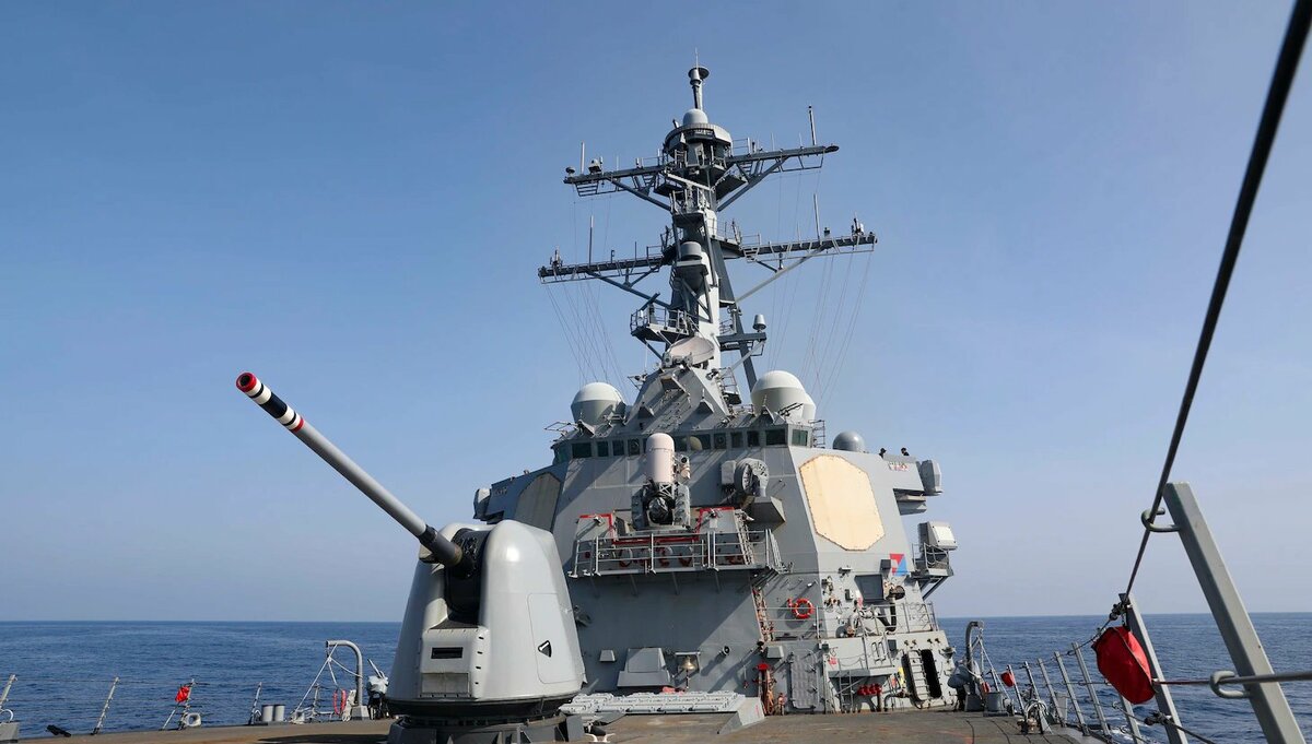 美國海軍第7艦隊「勃克級」驅逐艦「米利厄斯號(DDG-69)」16日通過台灣海峽。 圖：翻攝@US7thFleet推特