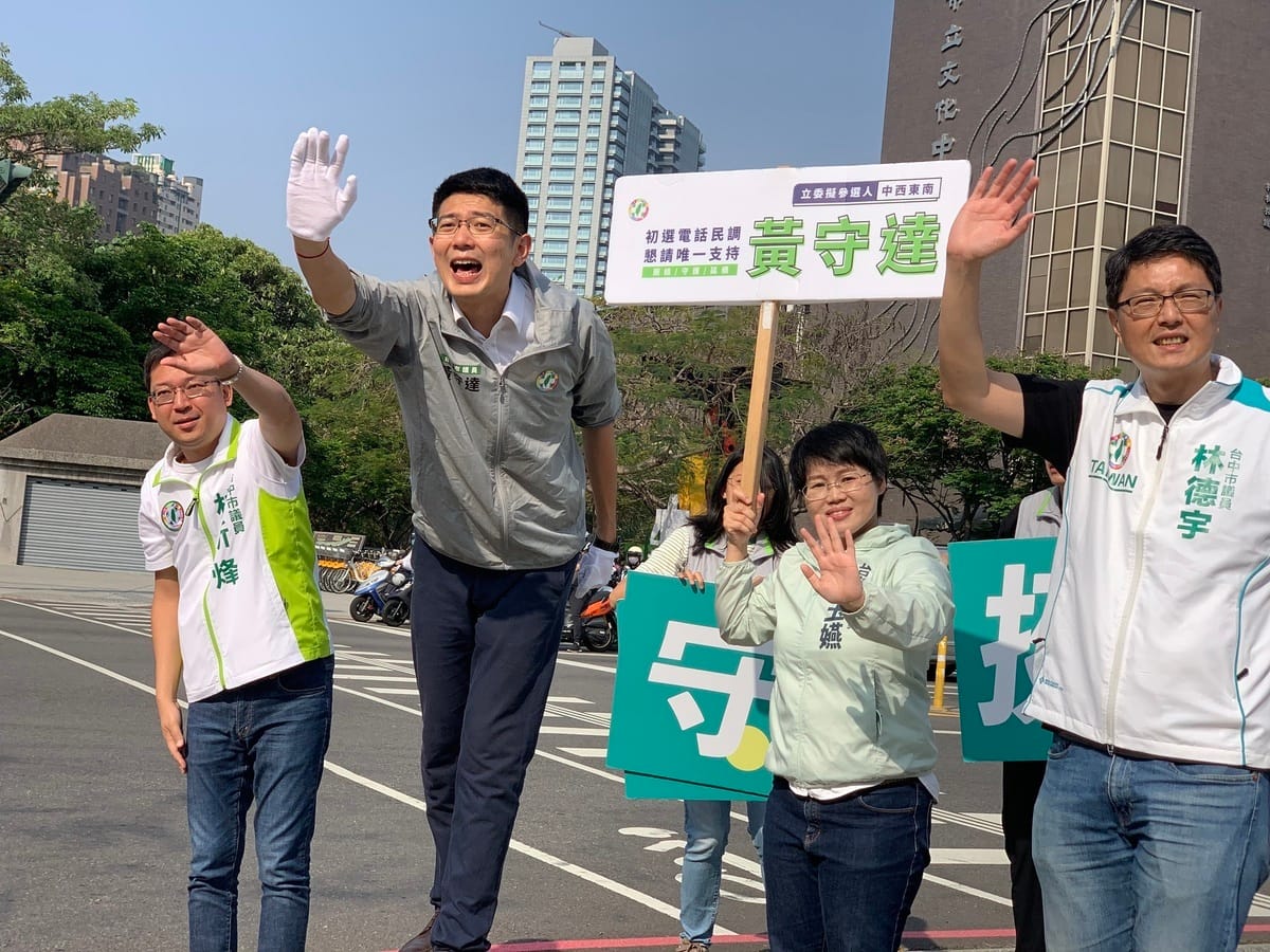市議員林祈烽、張玉嬿及林德宇陪同黃守達站路口。 黃守達/提供