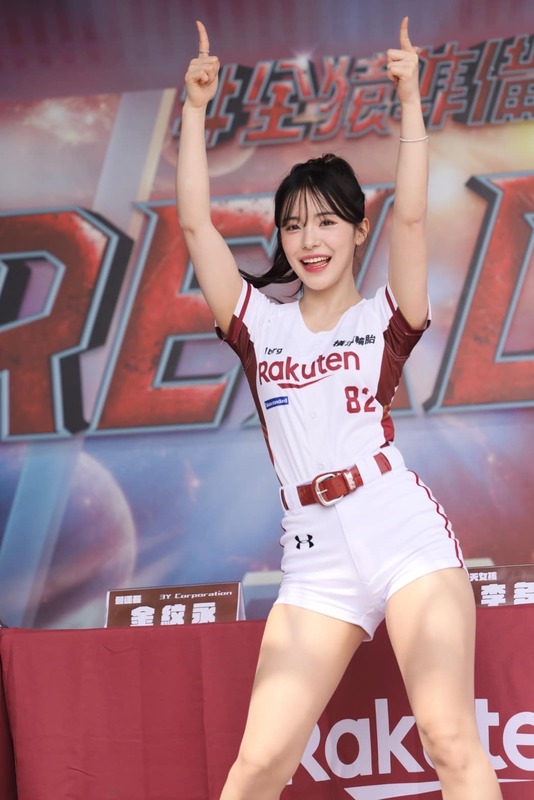南韓超人氣啦啦隊女神李多慧結束3天應援，於昨(16)日返回南韓。 圖：翻攝自FB/Rakuten Girls