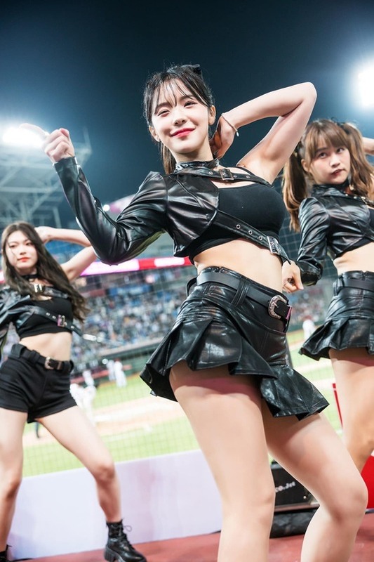 樂天女孩粉絲專頁公開了李多慧的班表，透露5月的第一週她將會出現在球場。 圖：翻攝自FB/Rakuten Girls