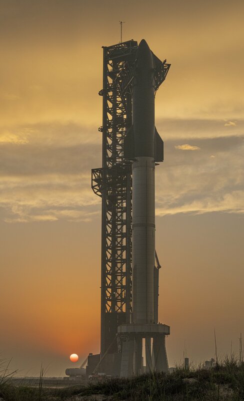 馬斯克(Elon Musk)的太空探索技術公司 SpaceX 在德克薩斯州海灣沿岸，做好了整合的Starship和Super Heavy火箭的首次飛行測試最後準備。 圖：翻攝自Elon Musk推特