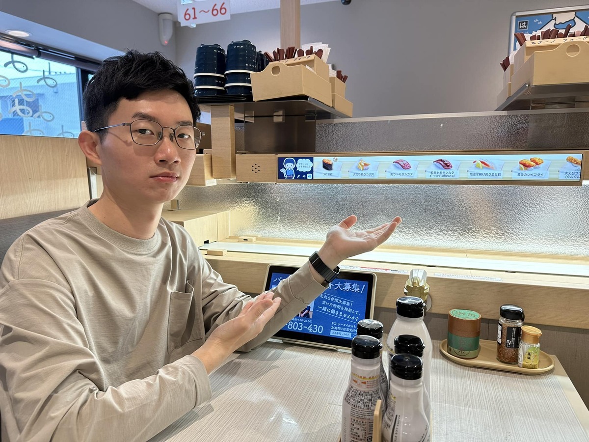 網紅視網膜飛往日本旅行，發現壽司店改以「跑馬燈」形式顯示了所有餐點品項。 圖：翻攝自FB/視網膜 Retina