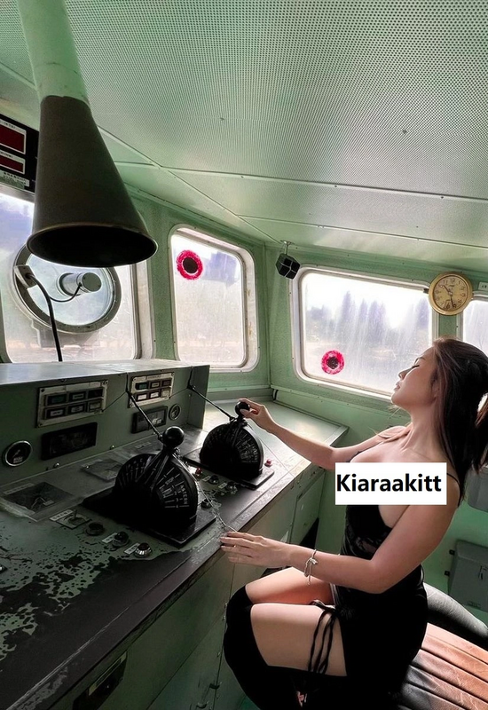新加坡一名人氣直播主凱蒂（Kirara Kitty）日前在韓國參觀軍艦時因穿著過於清涼暴露，而被驅逐出境。 圖：翻攝自凱蒂推特