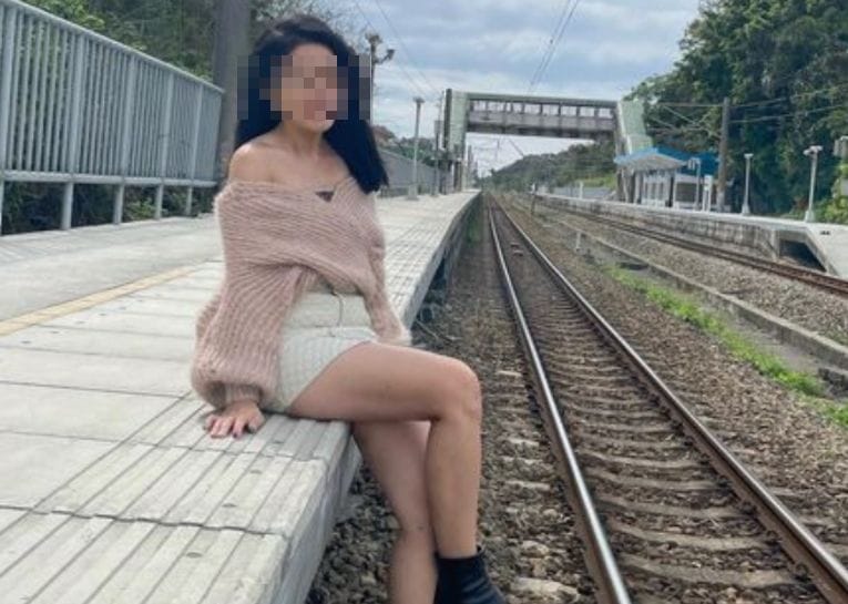 有民眾爆料，一名電視台正妹女主播，在苗栗縣「崎頂火車站」拍照，卻坐在月台邊緣把腳卻伸下去。 圖／《台灣便當管理局–附屬鐵路部》