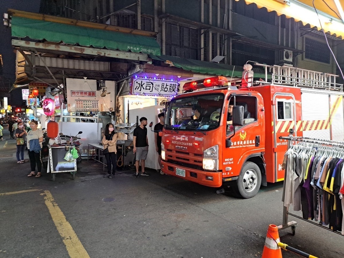李余典近日接獲民眾及攤商陳情，消防演練僅針對部分攤商進行，造成未參與的攤商對消防演練及逃生疏散動線不了解，若發生災害後果恐不堪設想。 圖：李余典辦公室提供