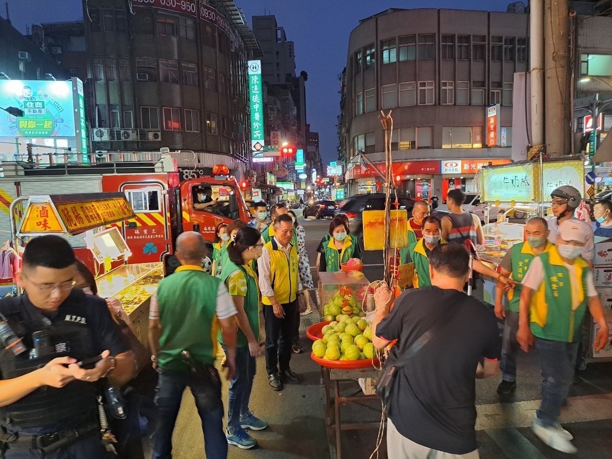 李余典表示，市場處起初僅針對三和觀光夜市攤販進行救災演練，但是部分新的攤商在今(112)年疫情趨緩後逐步加入，對於這類型的消防救災演練很陌生，也不知道該如何配合。 圖：李余典辦公室提供