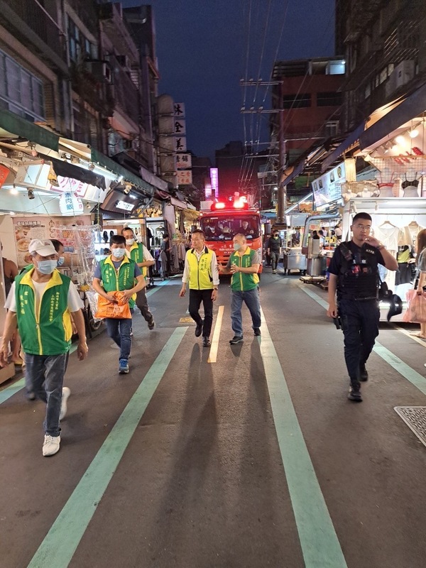 4月18日偕同三和夜市商圈促進會、三重區攤販協會、消防局、警察局災變演練，從宣導滅火器的使用、攤商的自主疏散動線，到消防車通動線演練，希望這些措施能有效地提升三和觀光夜市，進而保障攤商及住戶的生命財產安全。 圖：李余典辦公室提供