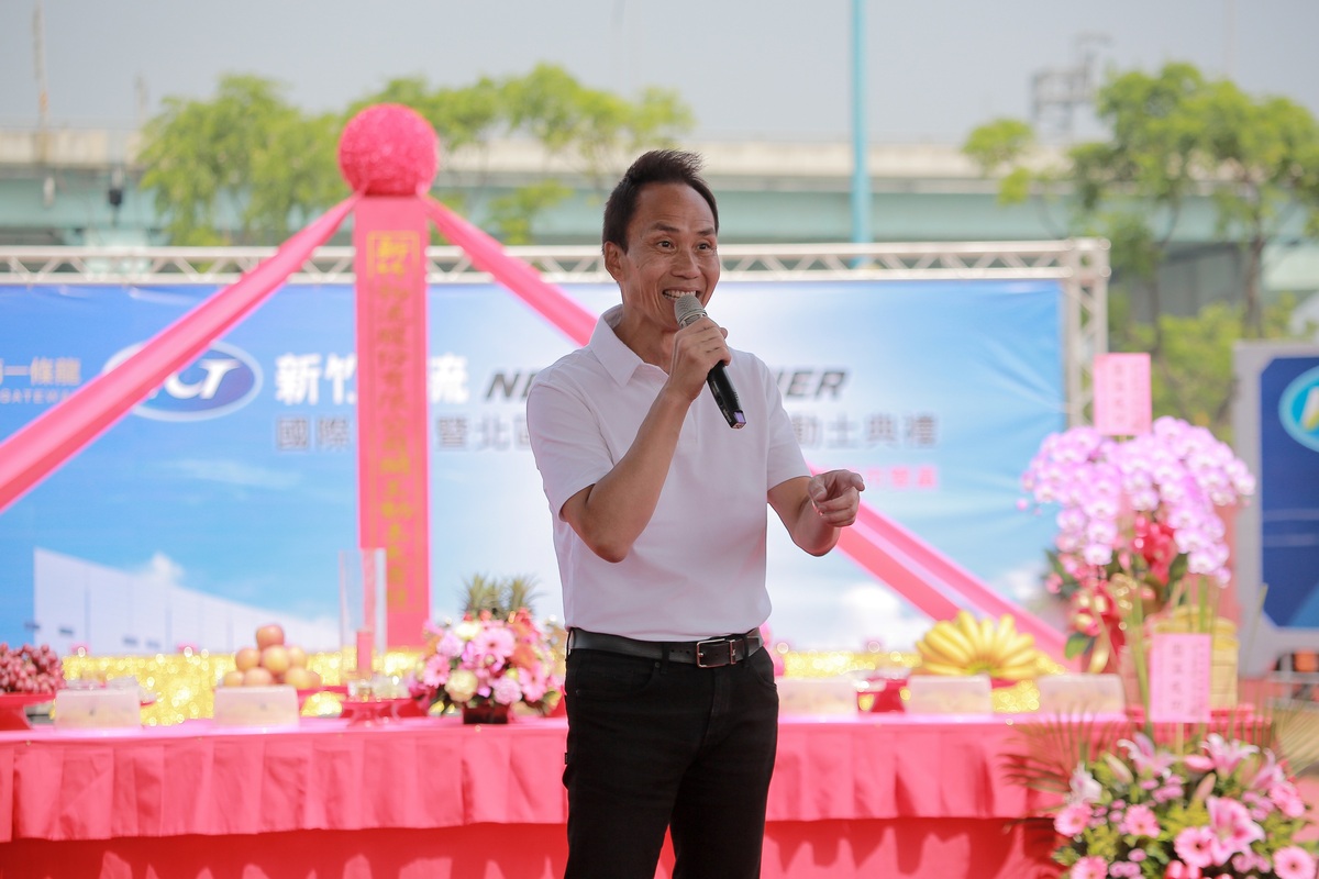新竹物流董事長許育瑞表示，將結合自動化、智慧、節能及淨零碳排放等，規劃冷鏈物流、醫藥物流、跨境電商及北區轉運中心，建構完整供應鏈物流，每年約可減少1萬趟次物流車。 圖：新北市經發局/提供