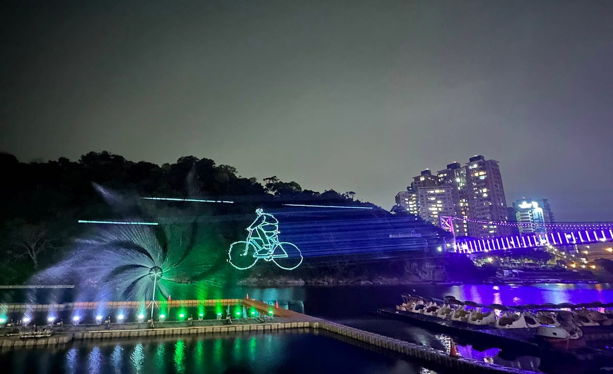 和美山壁上描繪騎乘自行車現條搭配水舞展現來到碧潭休閒時光。 圖：新北市觀旅局/提供