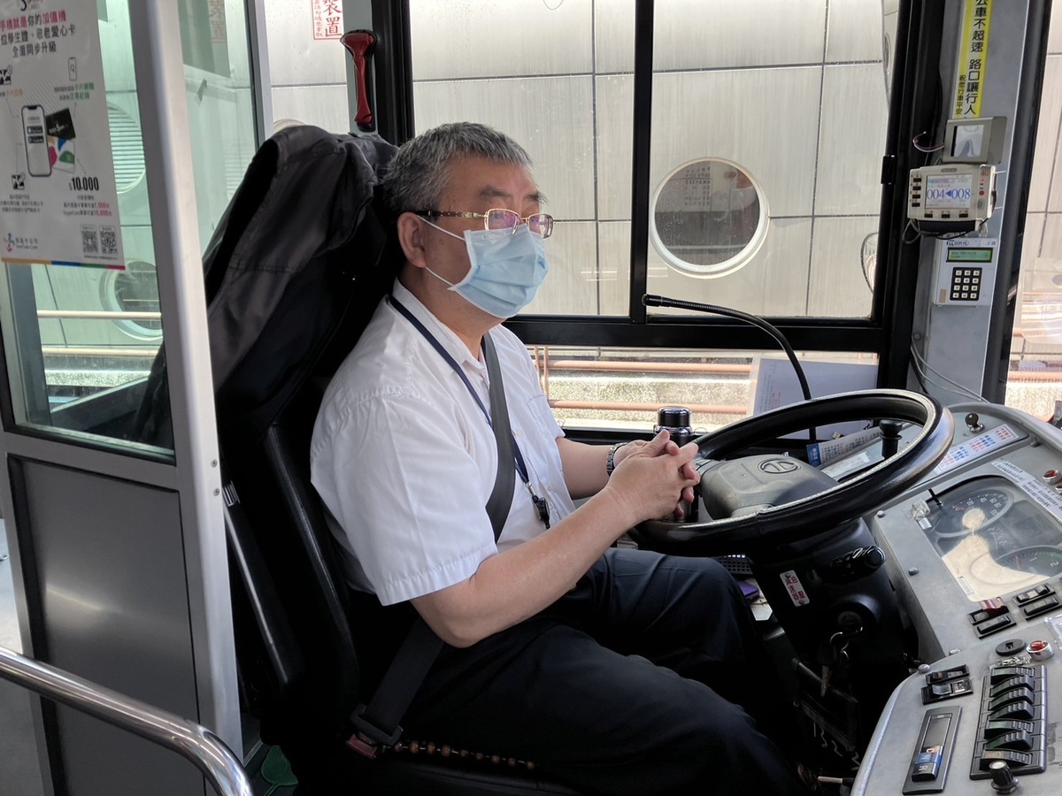 公車駕駛戴口罩。 圖：新北市交通局提供