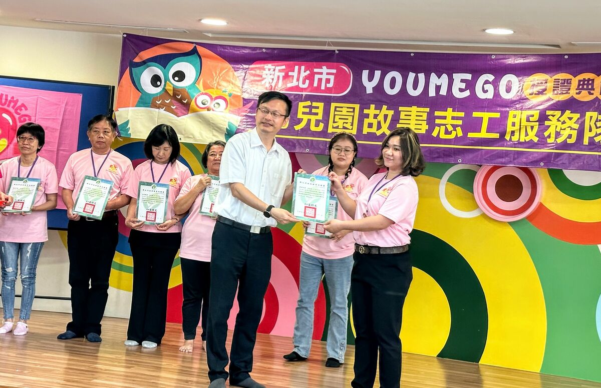 教育局長張明文為幼兒園故事志工授證。 圖：新北市教育局提供