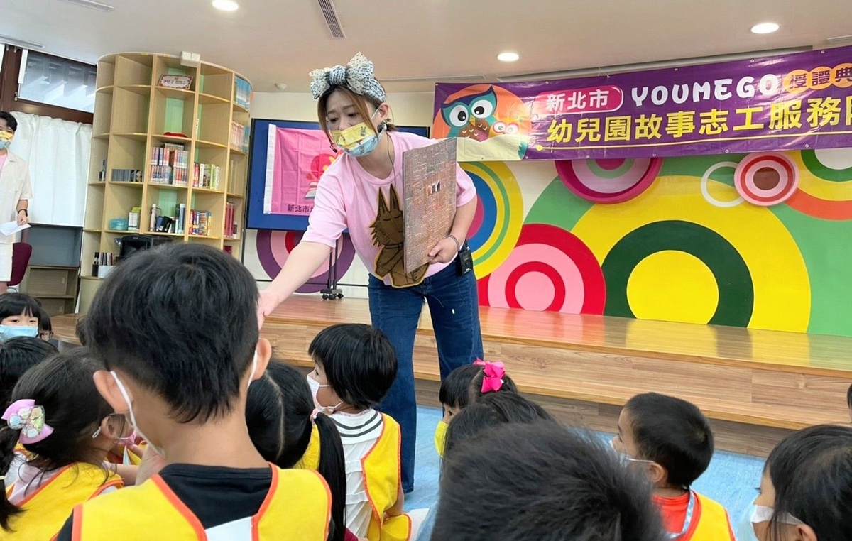 故事志工李色芬現場以本土語（閩語）說故事，孩子笑聲連連、提問不斷。 圖：新北市教育局提供