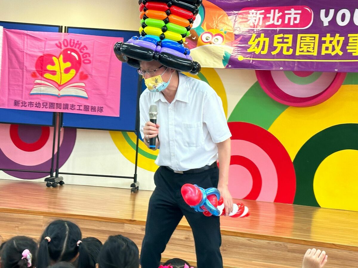 教育局長張明文為幼兒說故事，他表示，今年有123間幼兒園申請故事志工，幼兒園不分公私、齊力推動閱讀教育。 圖：新北市教育局提供