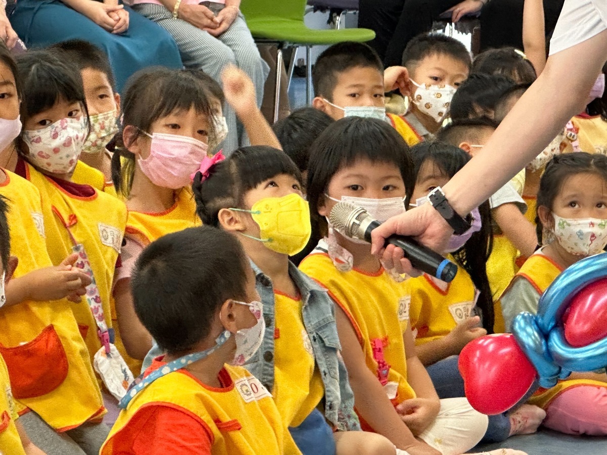 新北市創立幼兒園故事志工團，未來也將運用數位轉型，讓幼兒透過線上，親子一同聆聽故事，感受閱讀的美好，落實新北市「為幸福而教」。 圖：新北市教育局提供