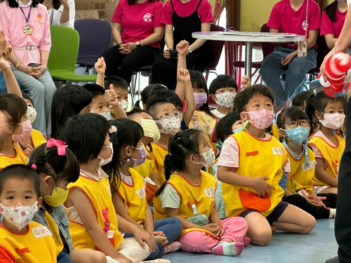 新北市創立幼兒園故事志工團，用好故事讓孩子眼睛散發專注的光芒，也啟動了閱讀的動力。 圖：新北市教育局提供