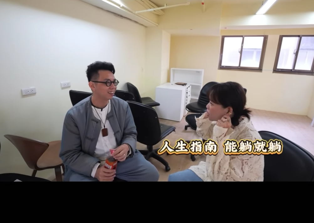 老師說古娃娃的耳垂很厚，很適合躺。 圖：翻攝自古娃娃IG