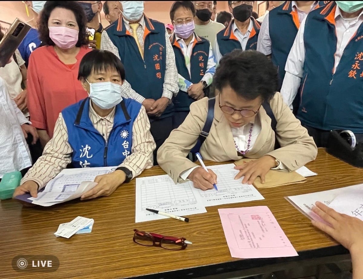 沈智慧到市黨部領表，沈佑蓮陪同壯聲勢。 國民黨台中市黨部/提供