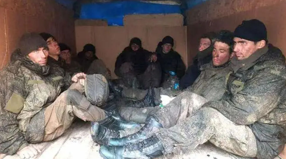 俄羅斯戰俘通過交換戰俘，返回家鄉。 圖: 翻攝自中國騰訊網第一軍情