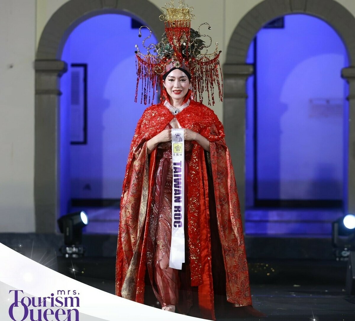 南秀圓一身紅獲最佳民族服裝季軍。 固：取自國際旅遊夫人官網