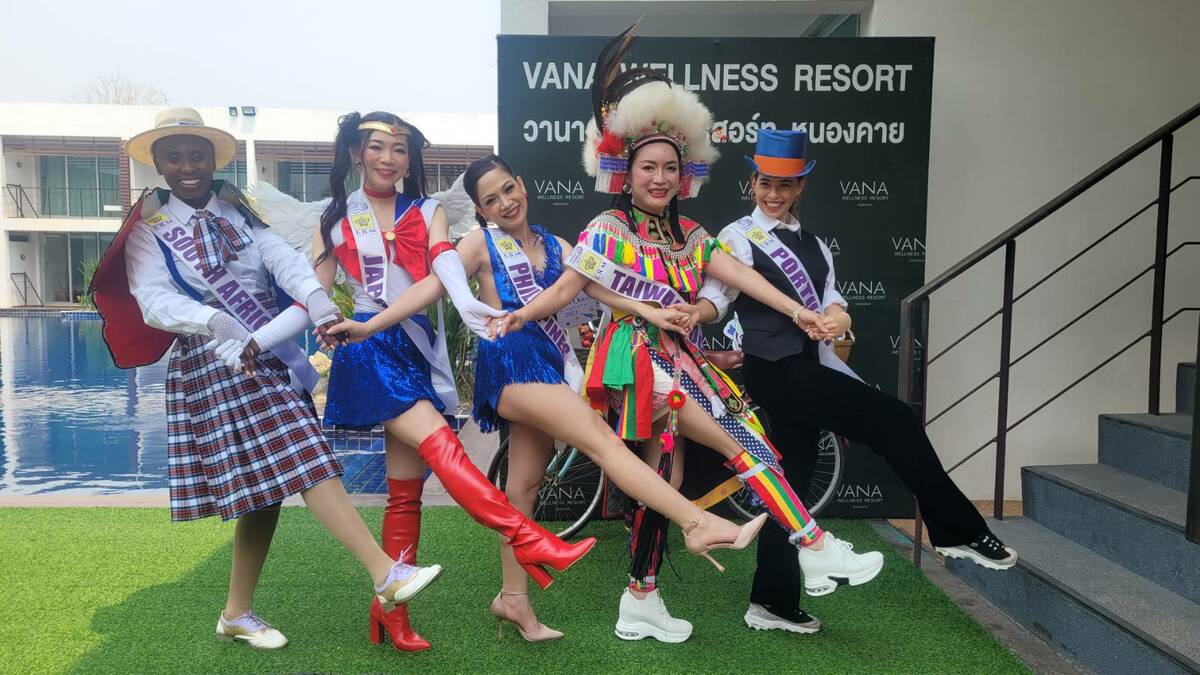 南秀圓(右二)與各國佳麗合跳原民傳統舞蹈。 圖：孫家銘翻攝