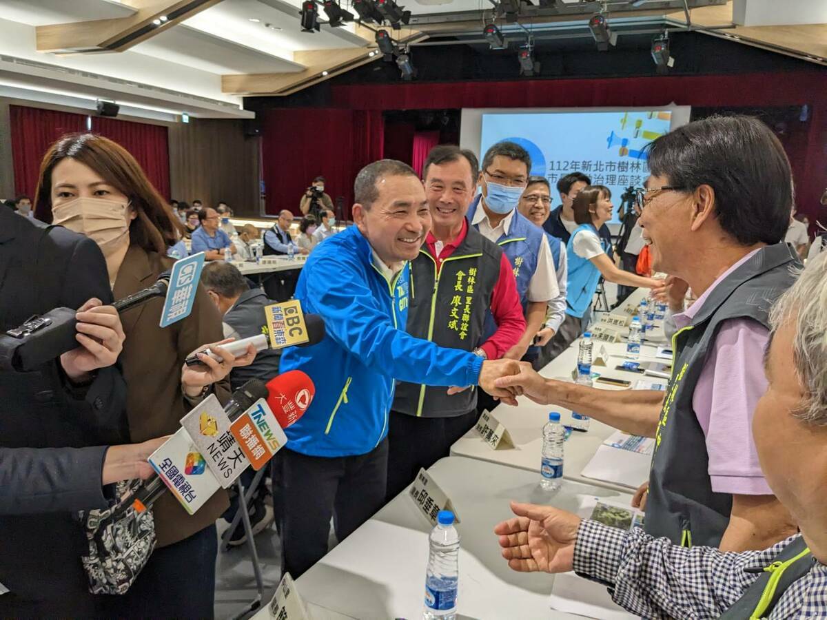 侯友宜向與會里長致意。 圖：新北市民政局提供