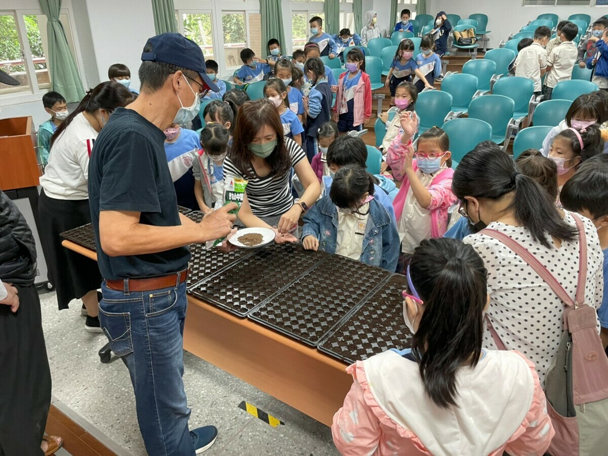 專家李明生解說如何栽種有機蔬食。 圖：錦和國小提供