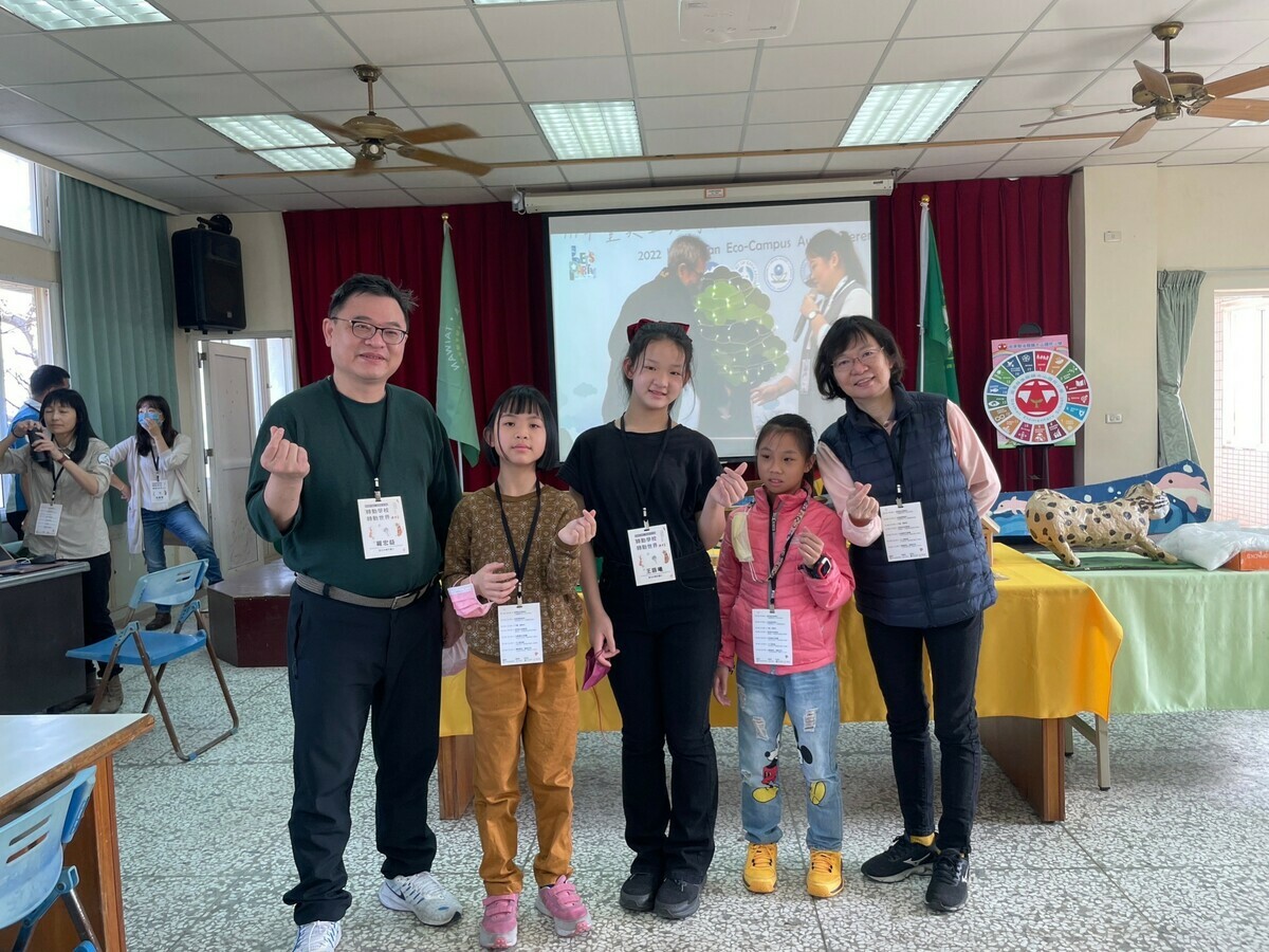 錦和國小教務主任羅宏益（左）及總務主任李靜瑀（右）帶領學生遠赴苗栗縣大山國小，與全國申請綠旗認證夥伴進行跨校交流。 圖：錦和國小提供